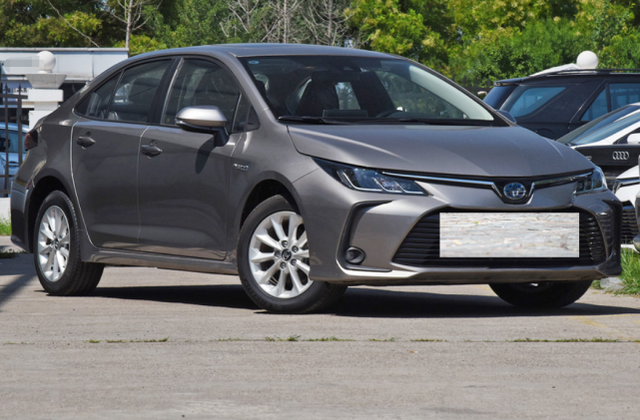 2021款丰田卡罗拉属于年底改款车型,新车的外观还是上一代车型的设计