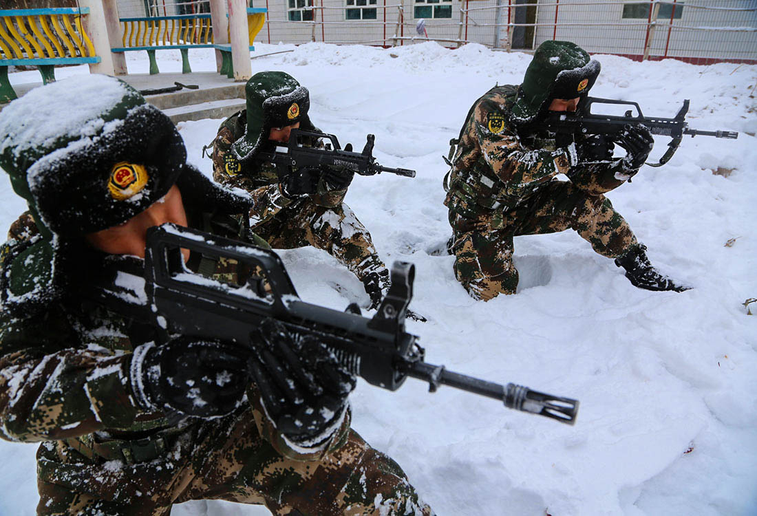 近日,武警新疆总队塔城支队组织官兵开展复杂地域捕歼战斗实战化军事
