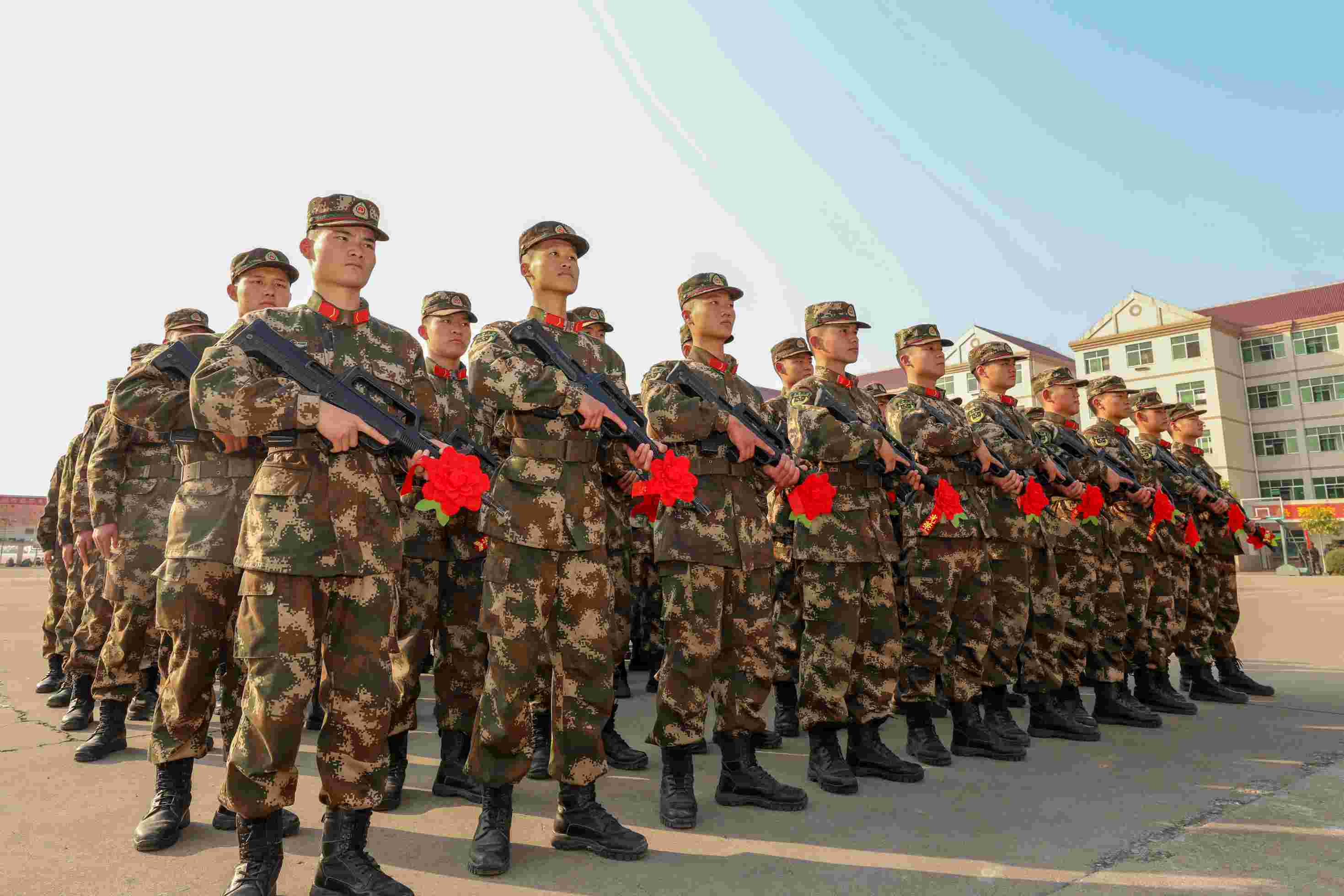 武警某支队举行新兵授枪仪式