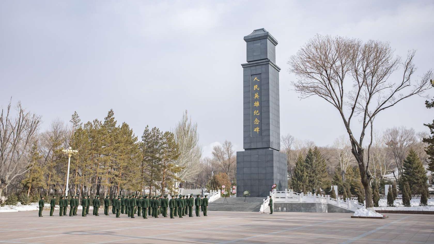 位于乌鲁木齐市区南郊燕儿窝路的乌鲁木齐市革命烈士陵园开展党日活动