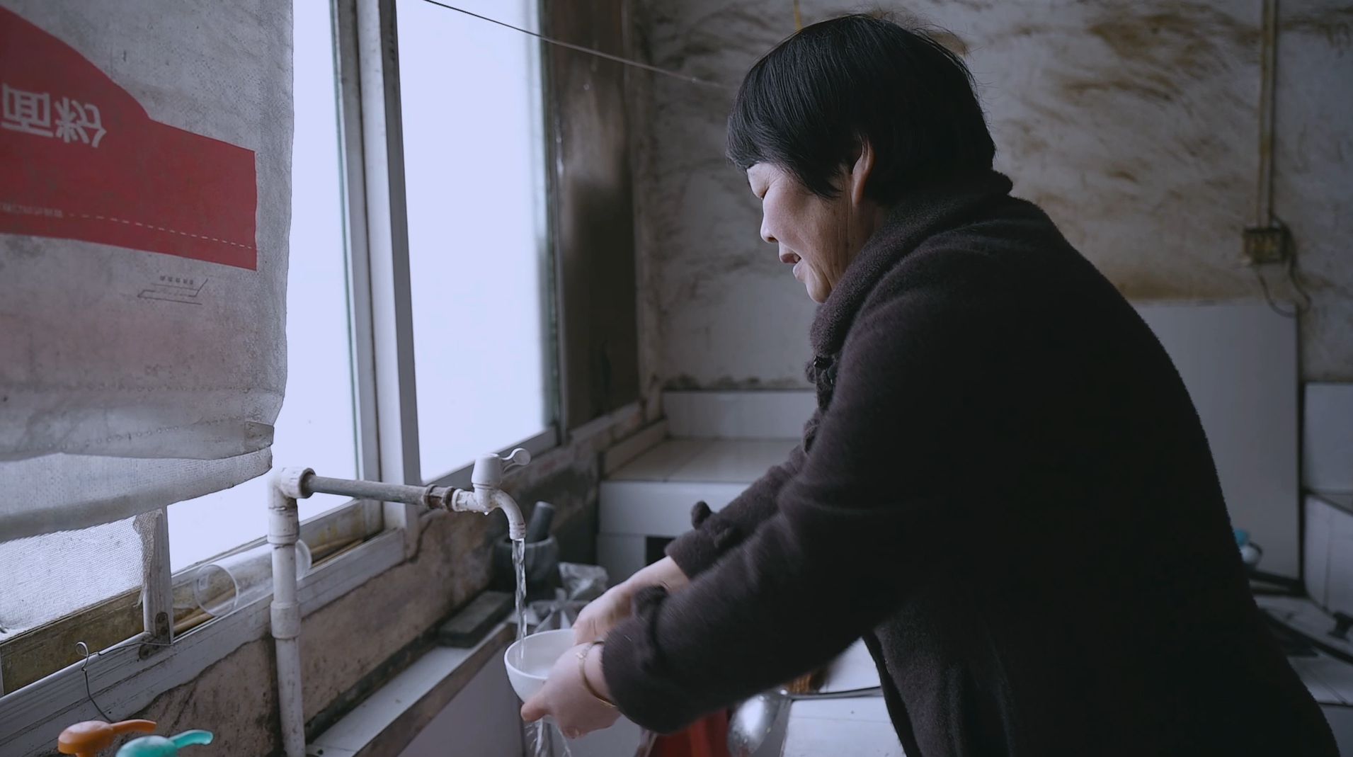韩仕梅在洗碗. 澎湃新闻记者 柳婧文 曾茵子
