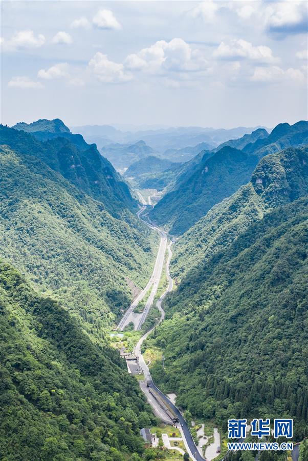 沿着高速看中国丨昔日雄关如铁，今朝如履平地