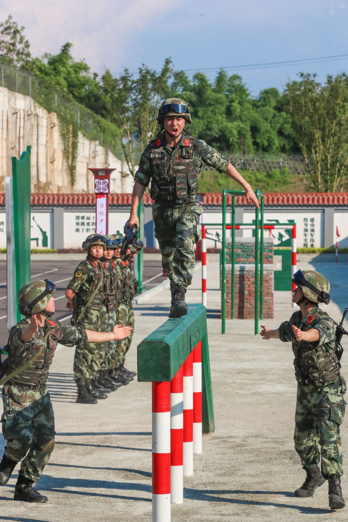 重庆武警官兵掀起夏季练兵热潮提升打赢本领