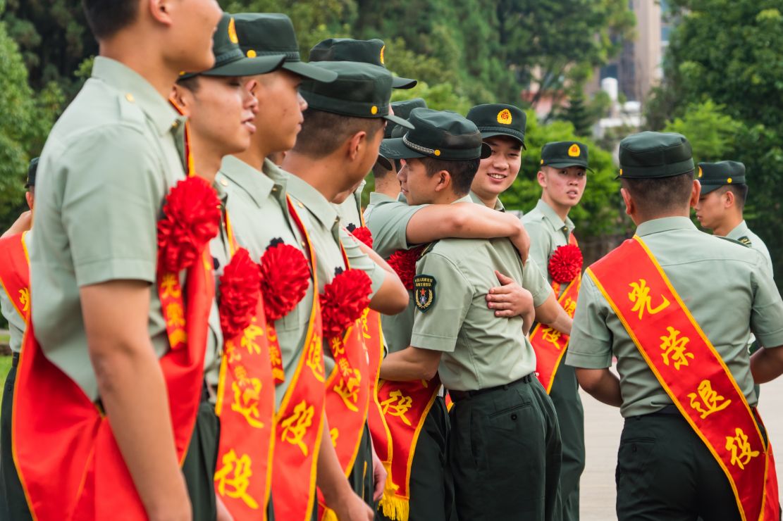 战略支援部队某部68名老兵向军旗告别