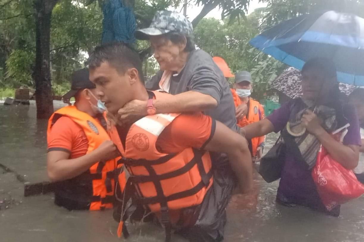 台风“康森”导致菲律宾超10万人受灾死亡人数上升至14人_新闻频道_央视网(cctv.com)