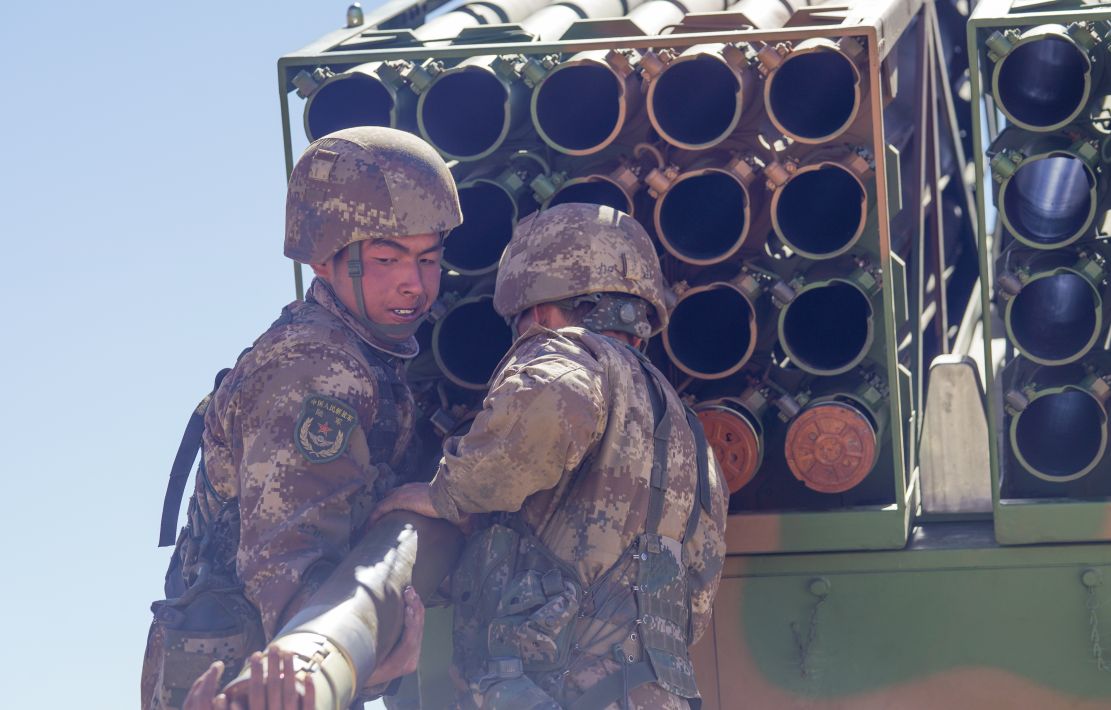 新疆军区某火力团海拔5300米新型火箭炮实弹射击