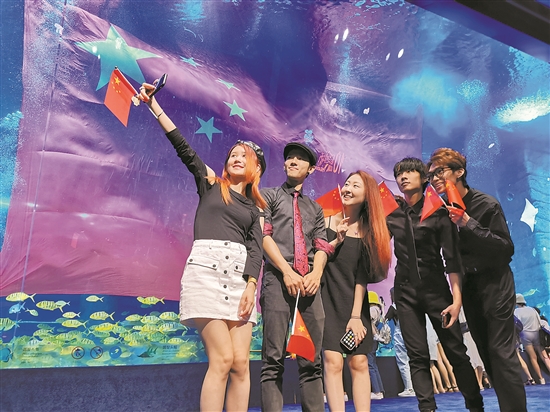 The huge national flag of Guangzhou Zhengjia Polar Ocean World attracts many tourists to punch in and take a photo with the correspondent.