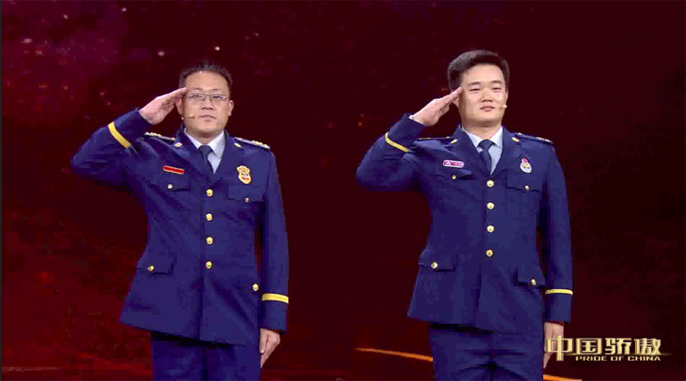 参与郑州5号线地铁救援任务的  河南省郑州市火车站消防救援大队大队长 杨朝波  河南省郑州市金水区消防救援大队 董顺顺  现场为观众讲述 惊心动魄的救援故事