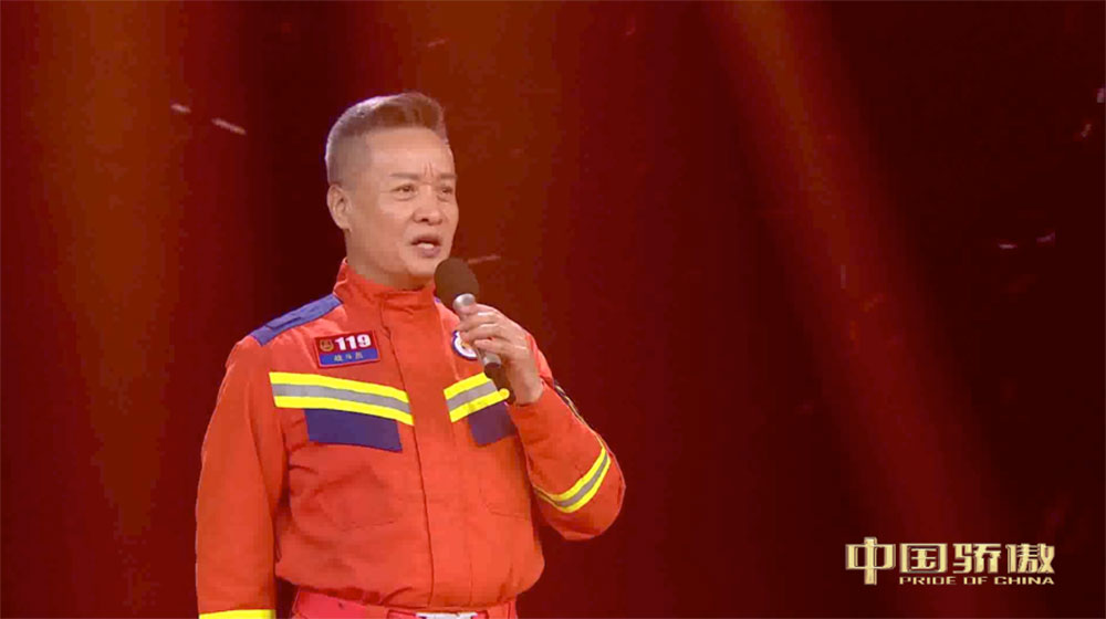  阎维文演唱《赴汤蹈火的我们》