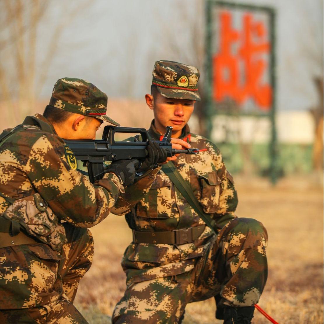 时刻准备战斗看00后武警新兵苦练射击技能