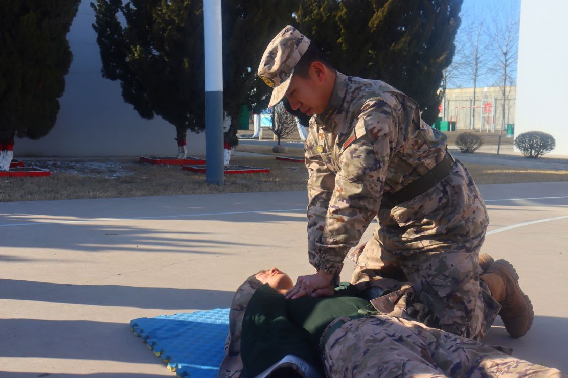 紧贴实战锤炼官兵实战化战场救护保障能力