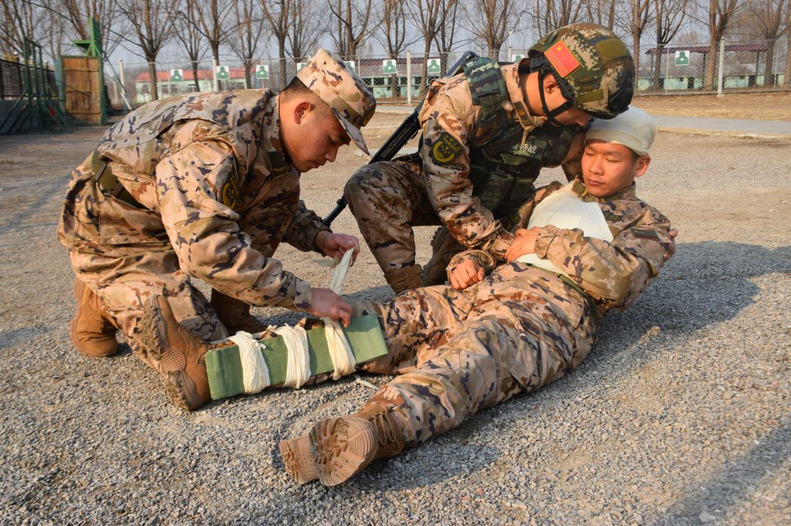 紧贴实战锤炼官兵实战化战场救护保障能力