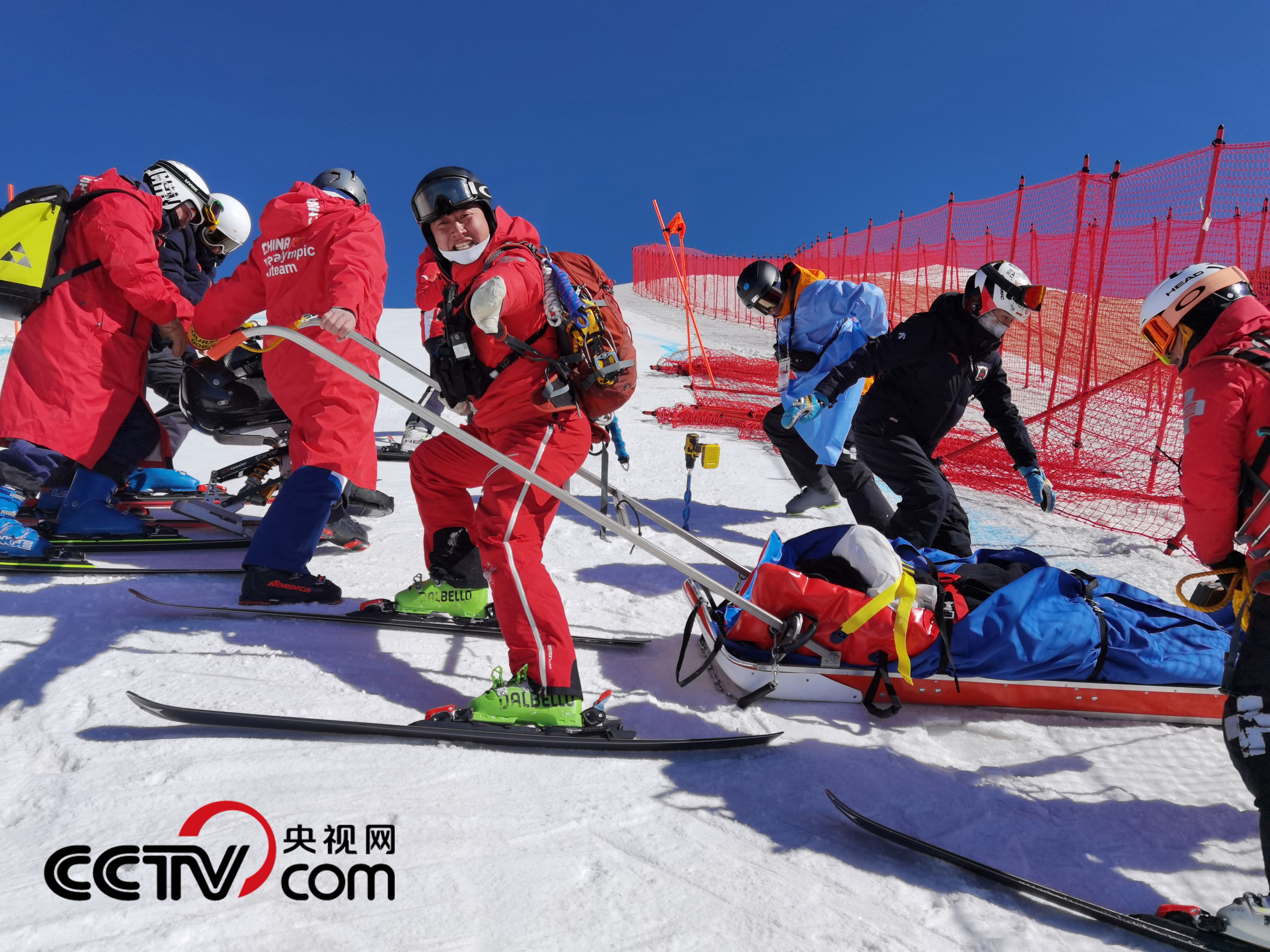 （滑雪医生在训练 受访者供图）