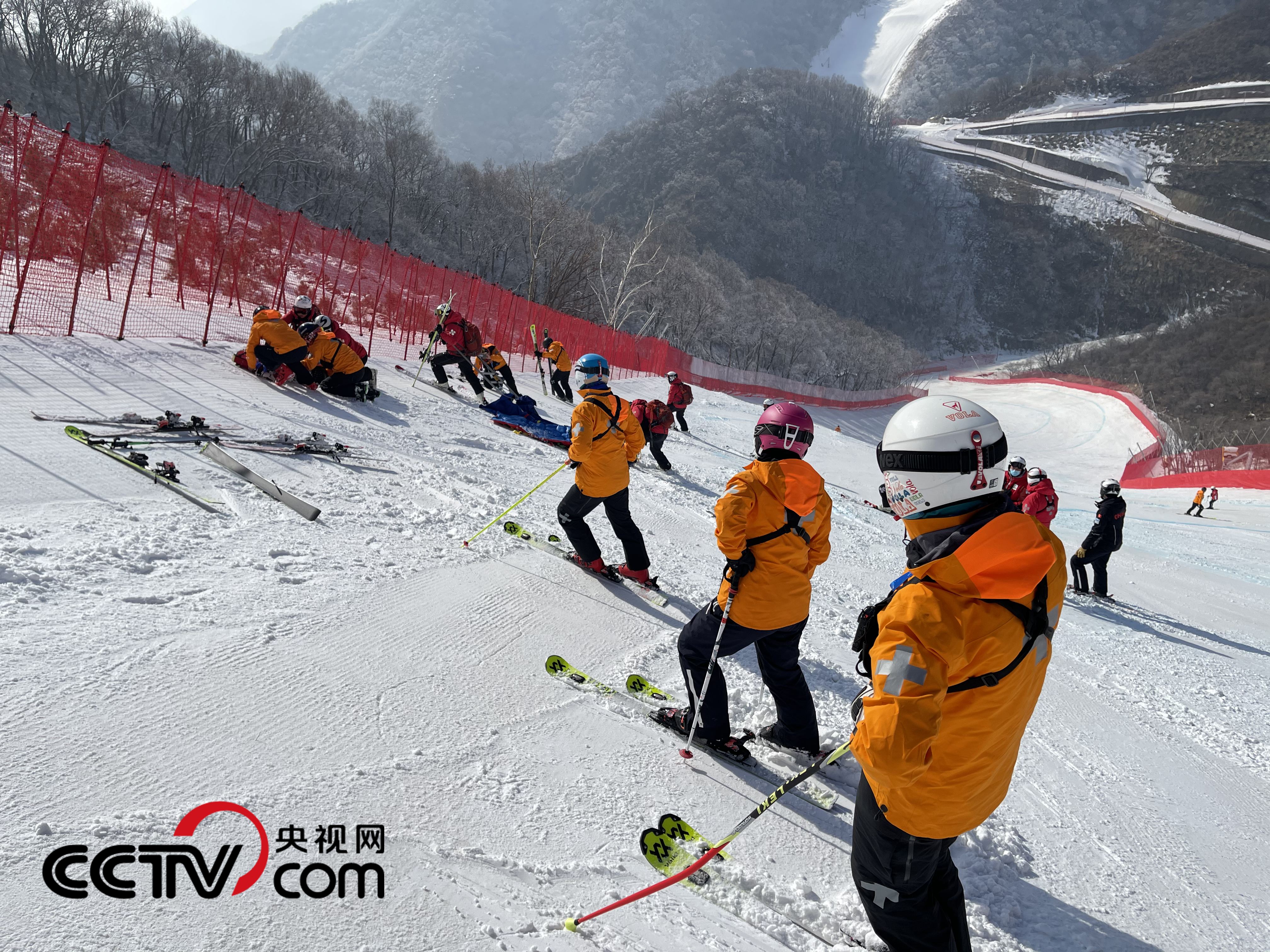 （滑雪医生在训练 受访者供图）