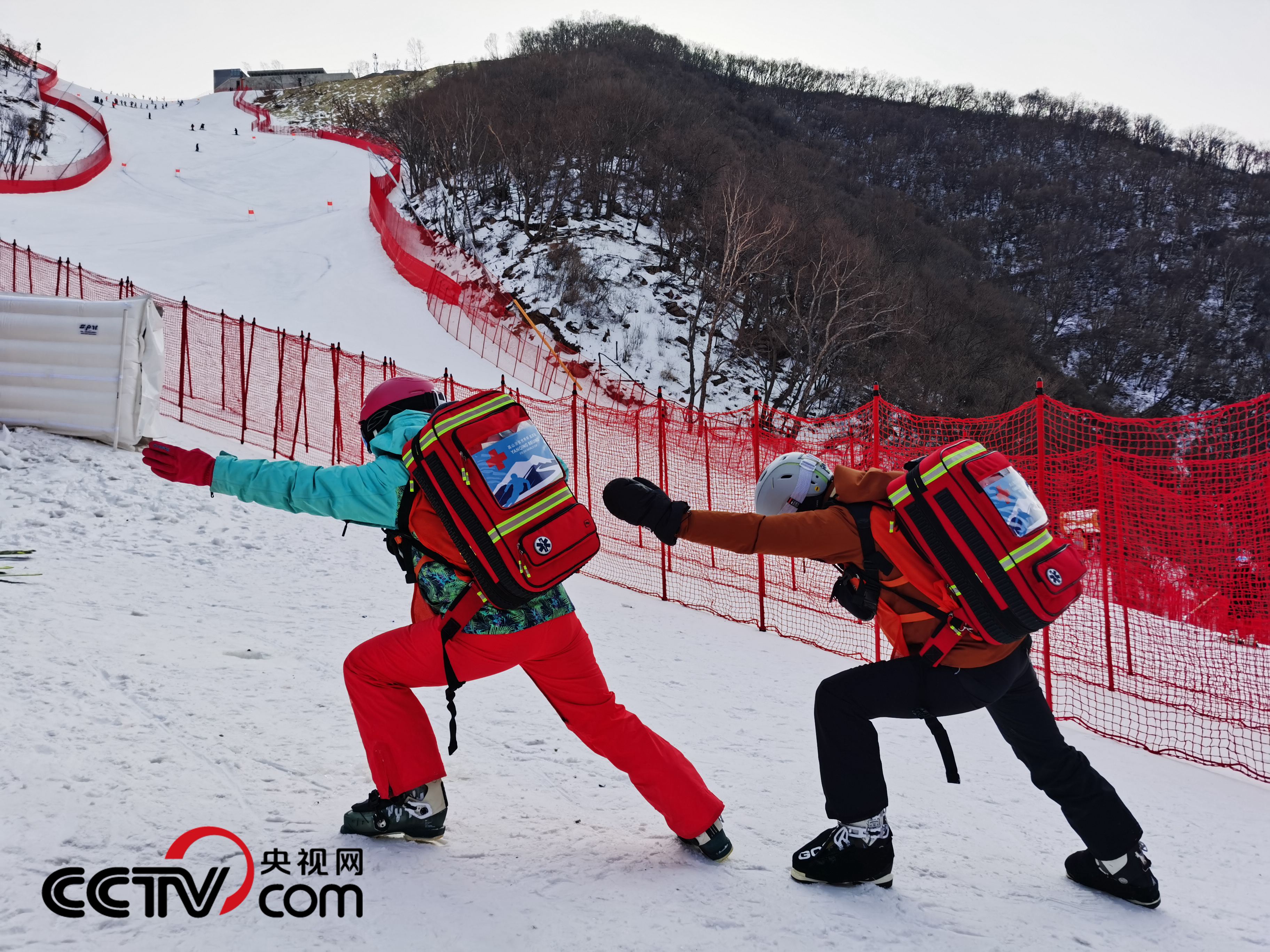 （重达15公斤的救援包 受访者供图）