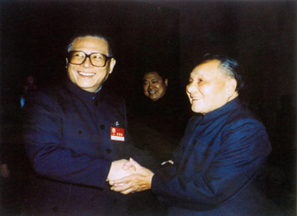 1989年11月9日，十三届五中全会同意邓小平辞去中央军委主席的请求。