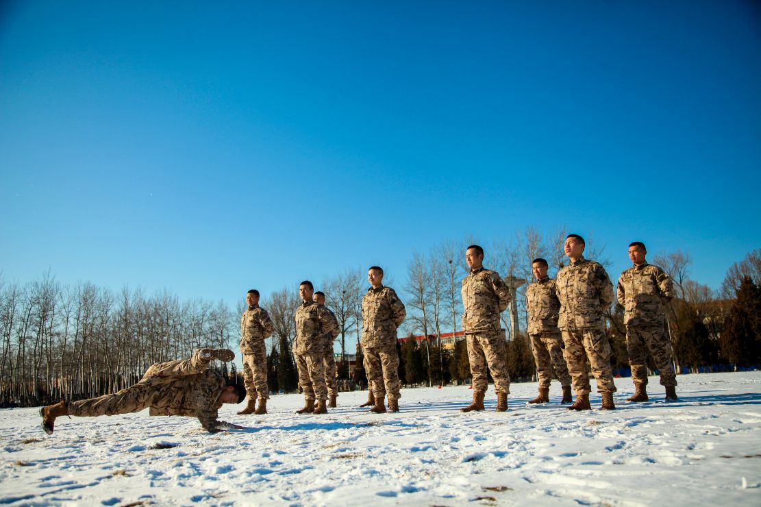 冬训砺兵气势如虹直击武警官兵雪天训练现场