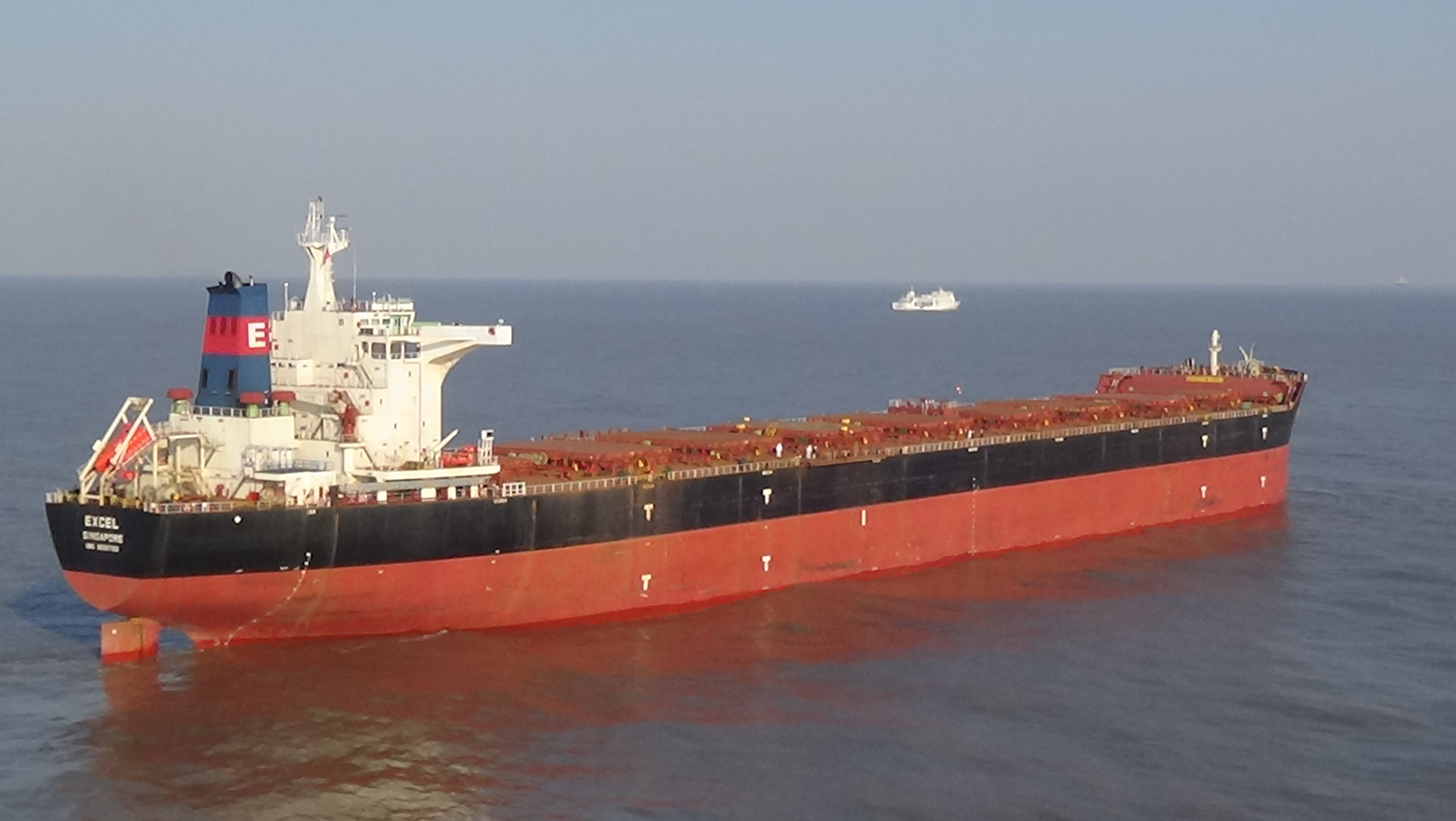 东偏南约82公里处的东海海域,一艘外籍货轮上2名中国籍船员突发疾病