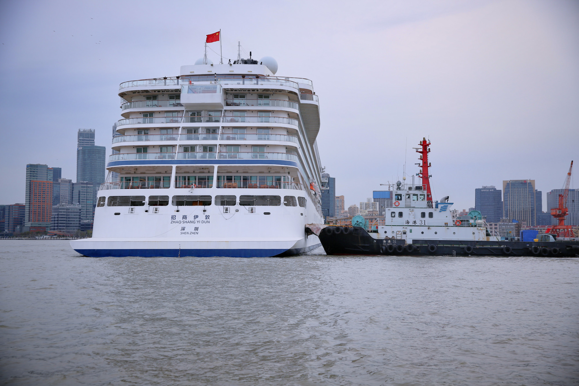 中国首艘悬挂五星红旗的豪华游轮试靠上海港