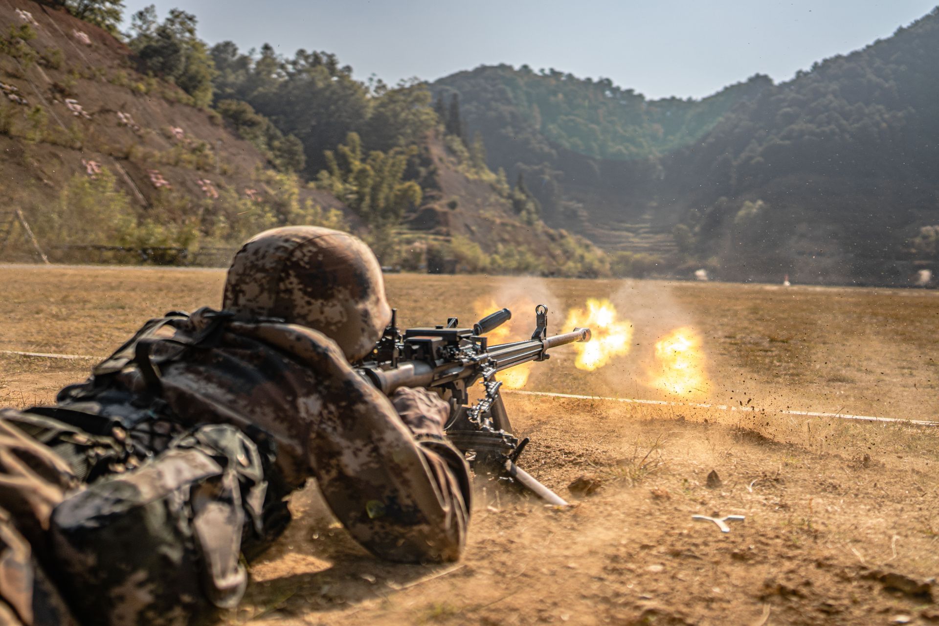 重机枪实弹射击