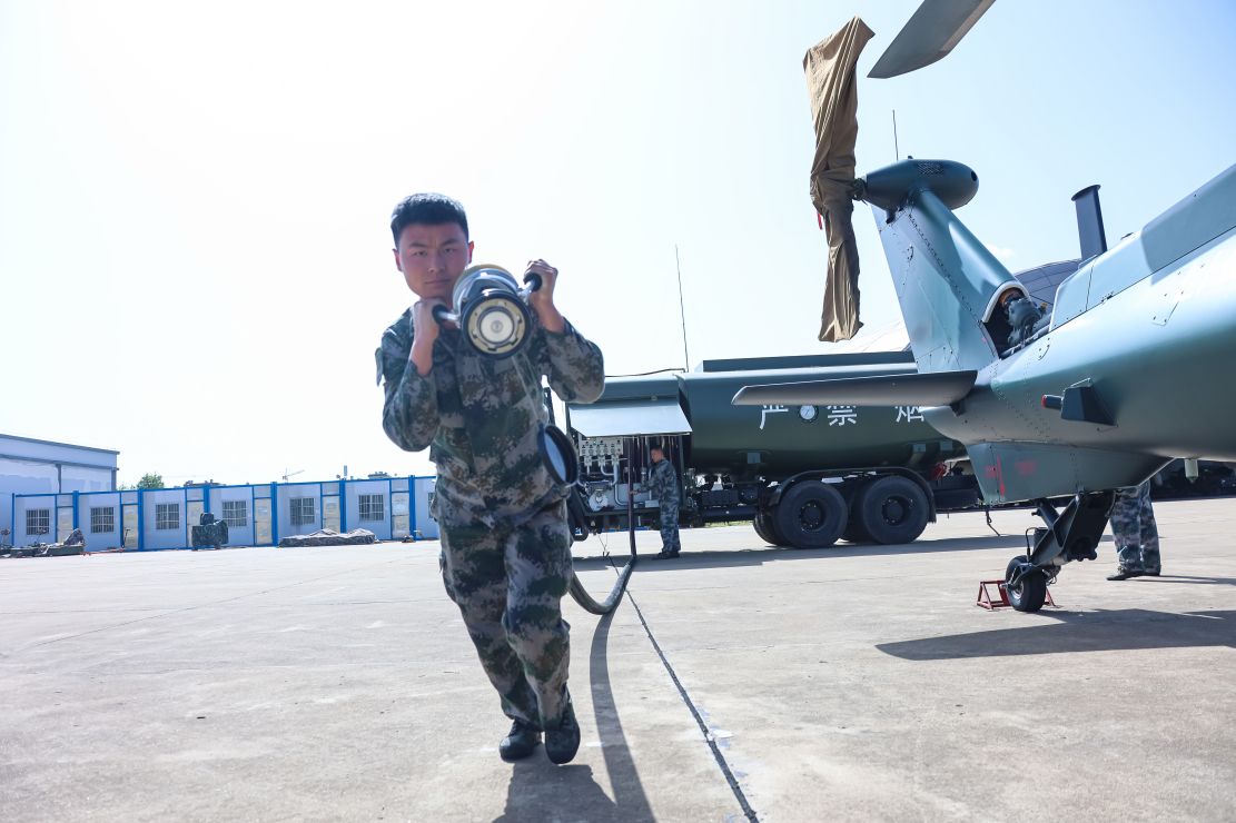 机务兵守护战鹰高飞远航