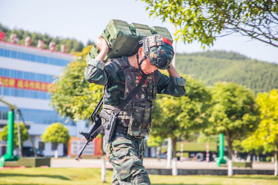 武警特战队员进行搬运子弹箱负重训练