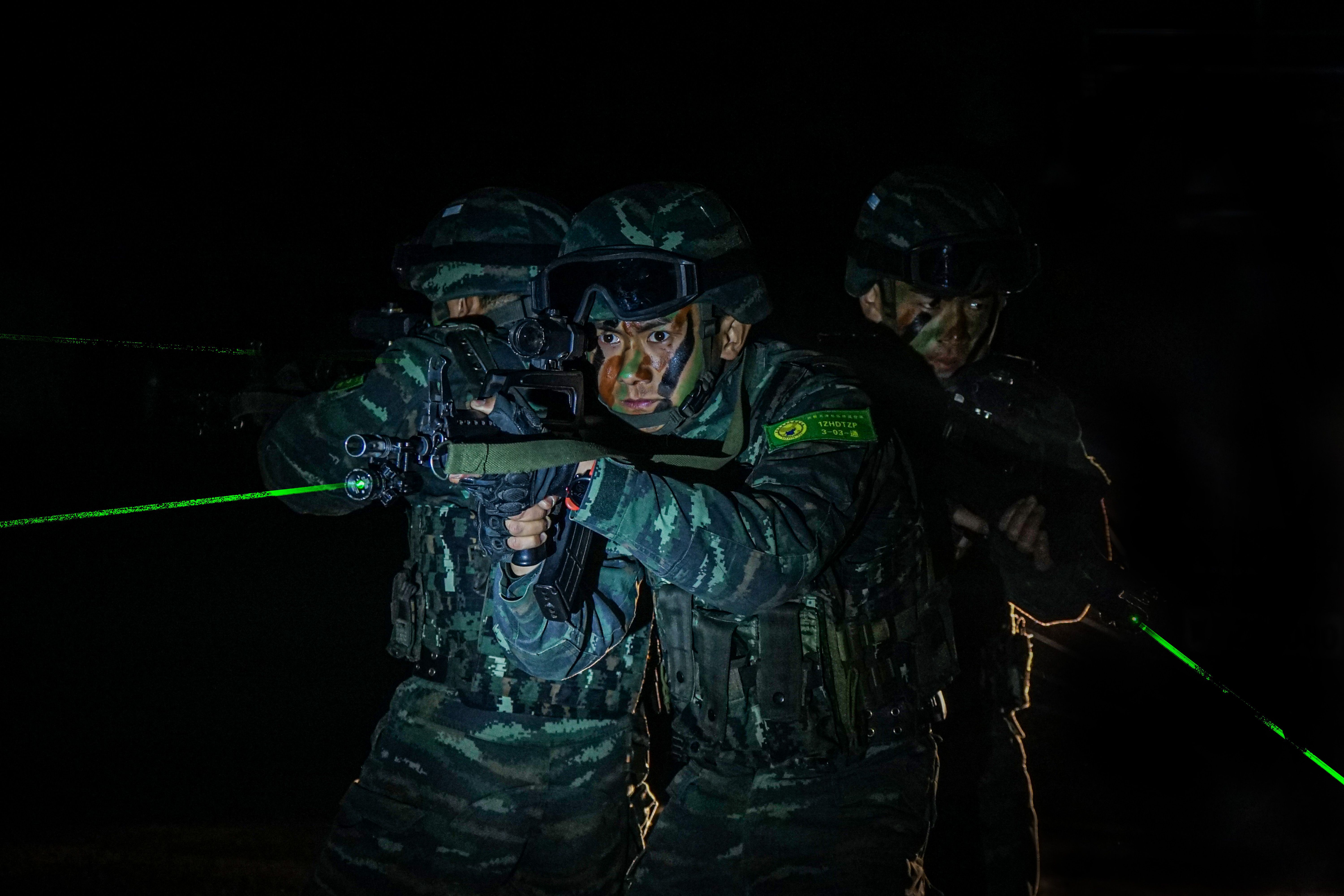 直击夜训场一起看武警特战密林深处极限追击