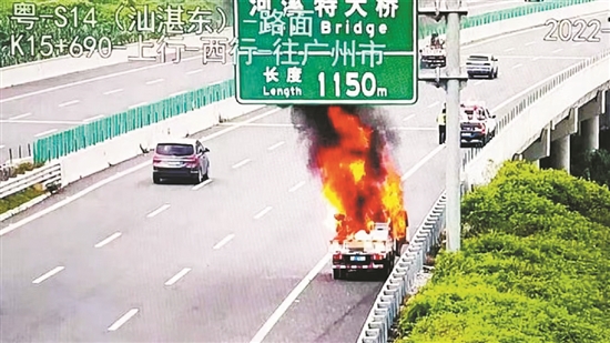 Photo of spontaneous combustion and fire of small trucks on Shanzhan Expressway provided by Shantou traffic police.