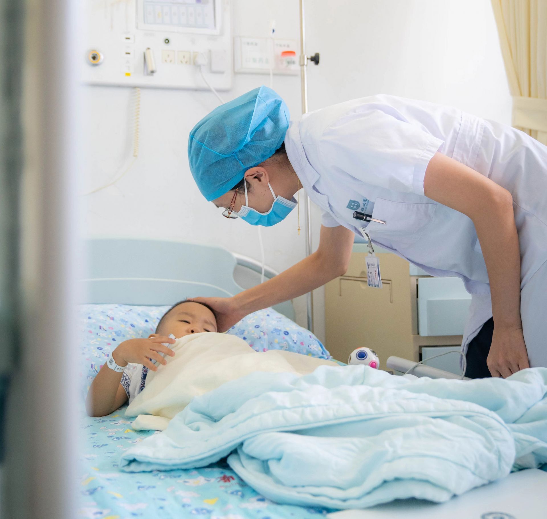 The medical staff are patiently asking about the child's condition.