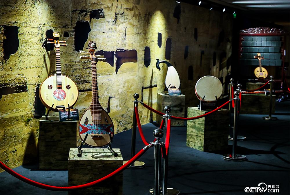 央视网>书画频道>"听见敦煌"古乐坊展演活动将敦煌壁画上的五弦琵琶