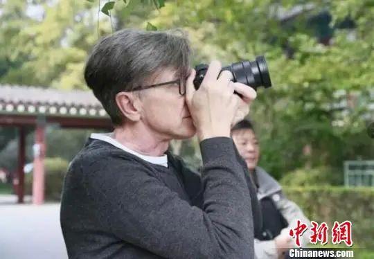 克里斯&middot;马吉在南师大内拍摄。潘琳娜 摄