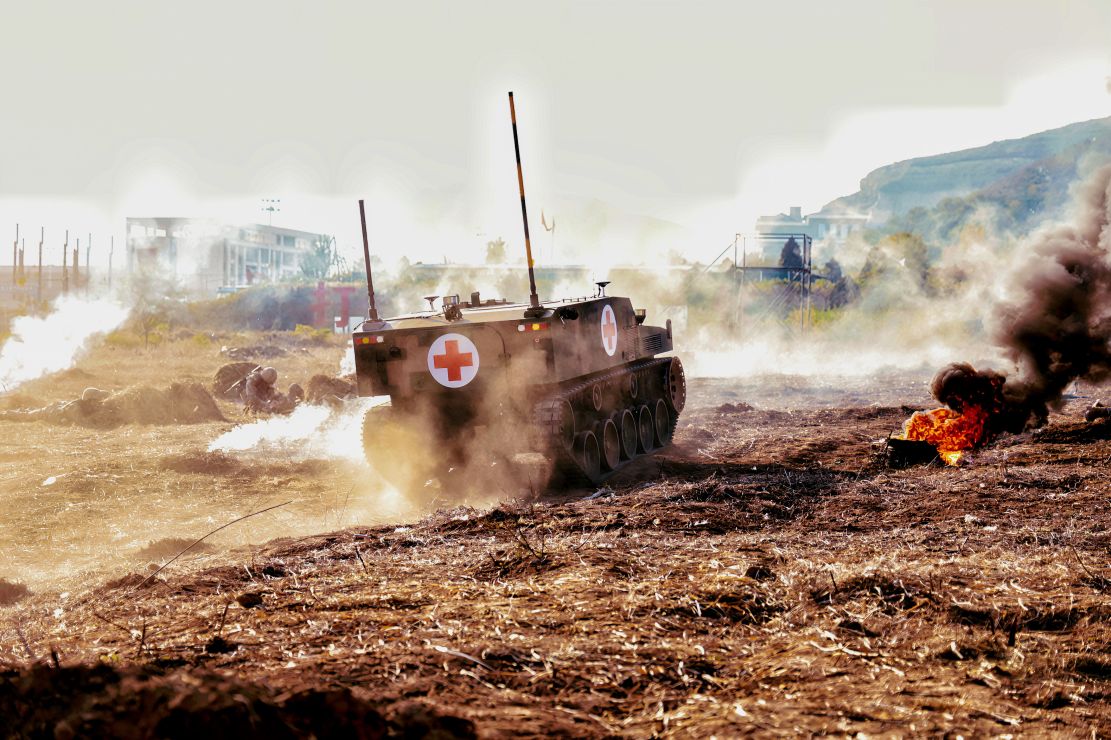 图为无人装甲救护车前接伤员