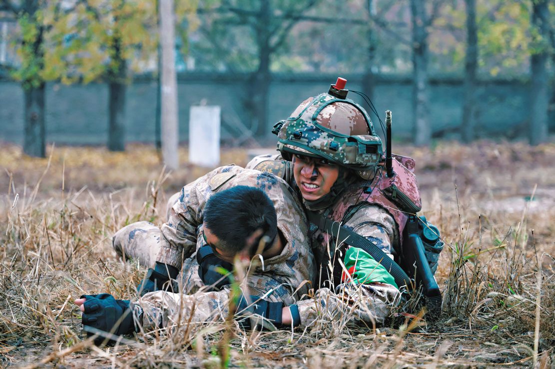 图为敌火威胁下侧姿拖运伤员