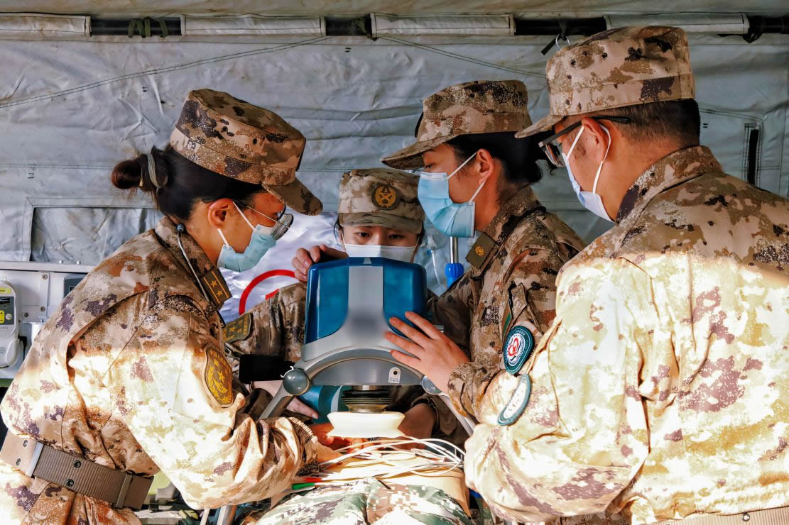 图为使用心肺复苏机自动按压