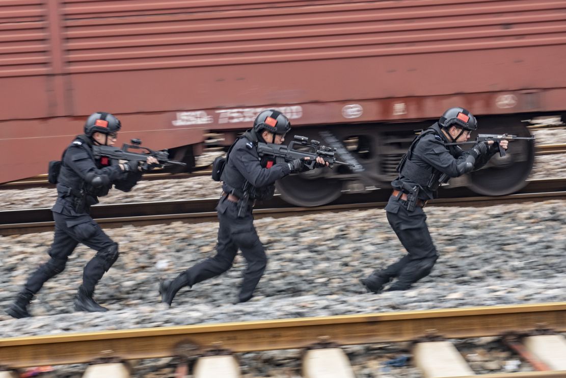 特警队员快速追击目标