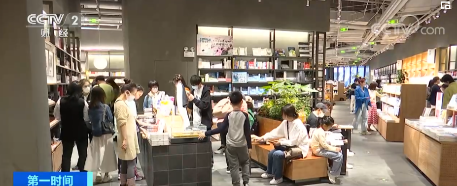 实体书店人气复苏 书店营业额呈爆发式增长_新闻频道_央视网(cctv.com)