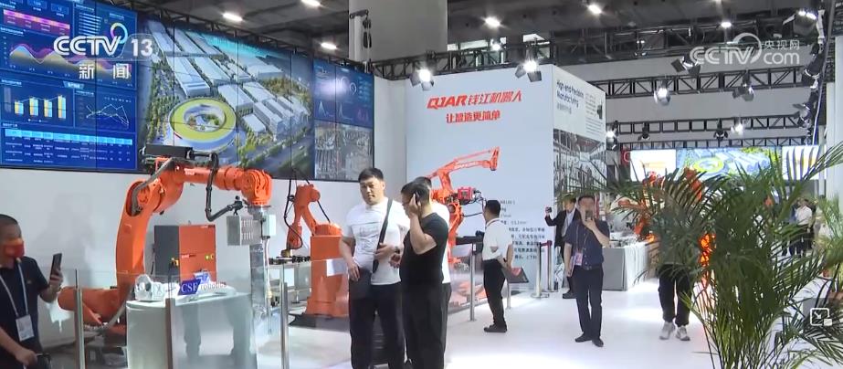 在企业的工业自动化展区里,向参展商展示了12项应用技术,其中,最亮眼的是使用5台机器人打造一条C2M柔性定制化无人产线,通过手机扫码下单,仅需2分钟—3分钟即可实现从材料到产品的智能柔性制造。吸引了众多国内外采购商来到这里咨询情况。