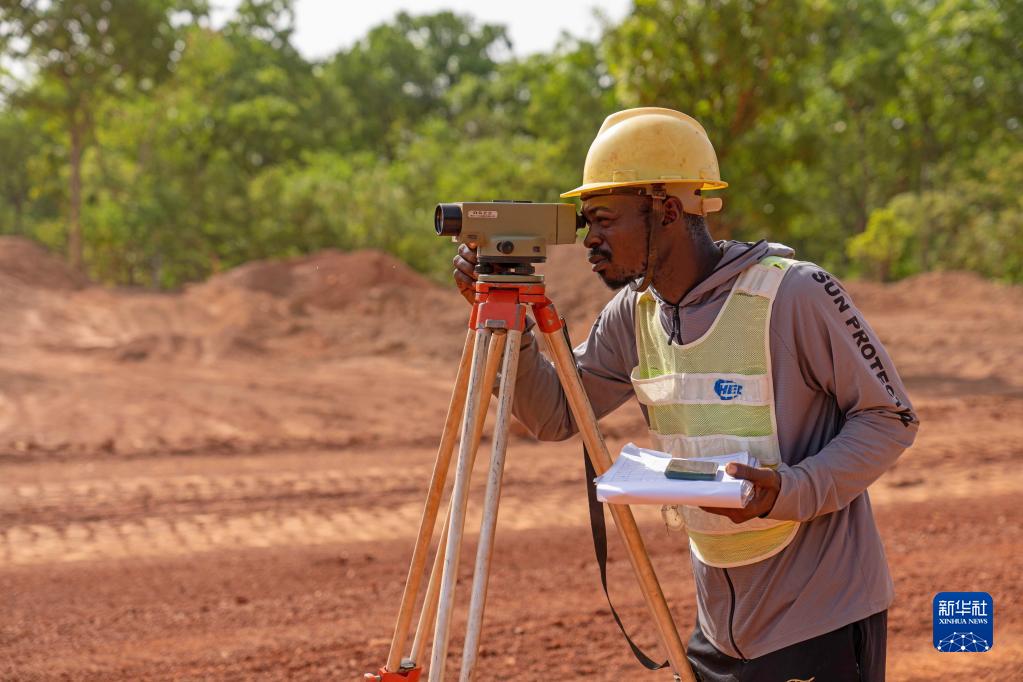On April 13th, in Odienne province, northwest of Cô te d 'Ivoire, Kama, a surveyor from Togo, worked at the construction site of the northern highway project. Xinhua News Agency reporter Zheng Yangzi photo