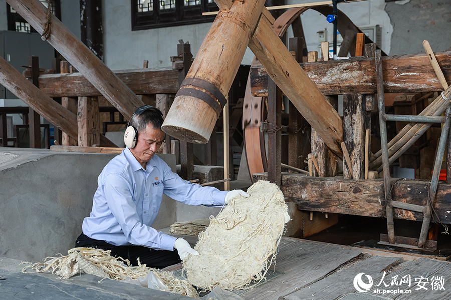 宣纸制作工艺&mdash;&mdash;制帘。人民网记者 张俊摄