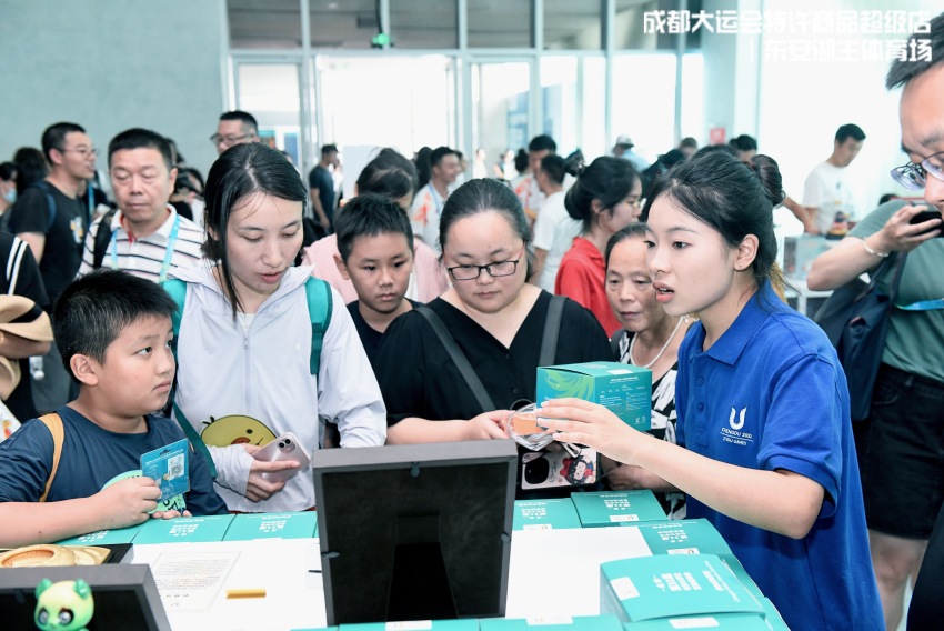 Select customers of "Rongbao" in licensed retail stores. People's Daily reporter Zhu Hong photo