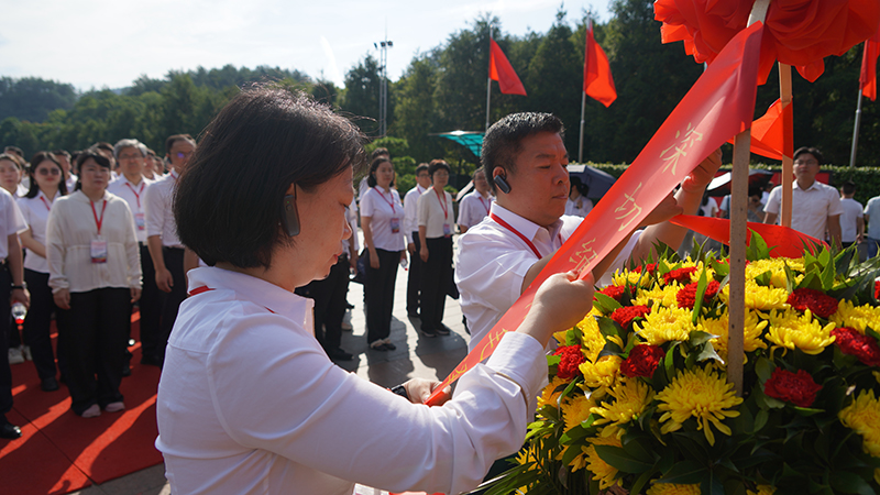 培训班学员整理绶带