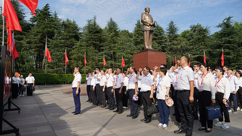 学员在毛主席铜像前重温入党誓词