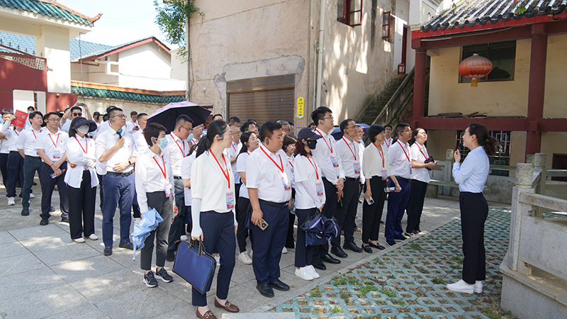 学员认真听讲解