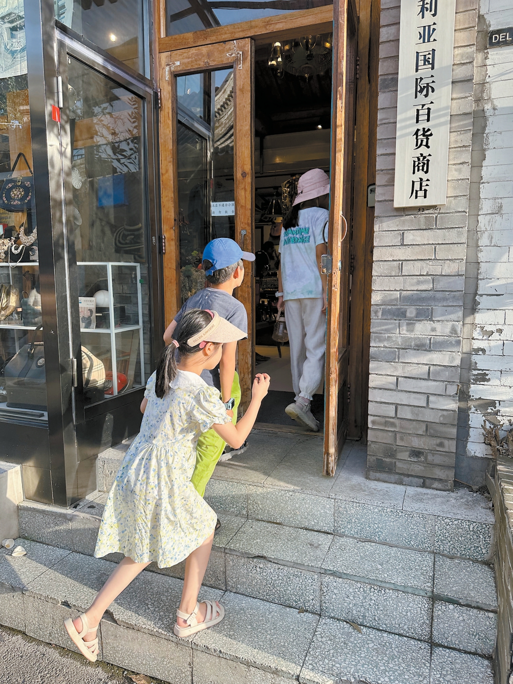 幼交专区  10岁女孩 店铺该不该“谢绝儿童”_新闻频道_央视网(cctv.com)