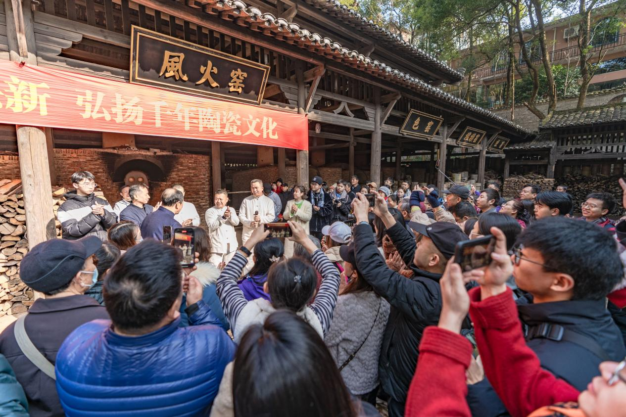 江西景德镇：陶瓷非遗结硕果 窑火复烧“旺”新年_地方频道_央视网(cctv.com)