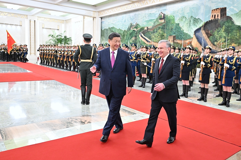 1月24日下午，国家主席习近平在北京人民大会堂同来华进行国事访问的乌兹别克斯坦总统米尔济约耶夫举行会谈。这是会谈前，习近平在人民大会堂北大厅为米尔济约耶夫举行欢迎仪式。