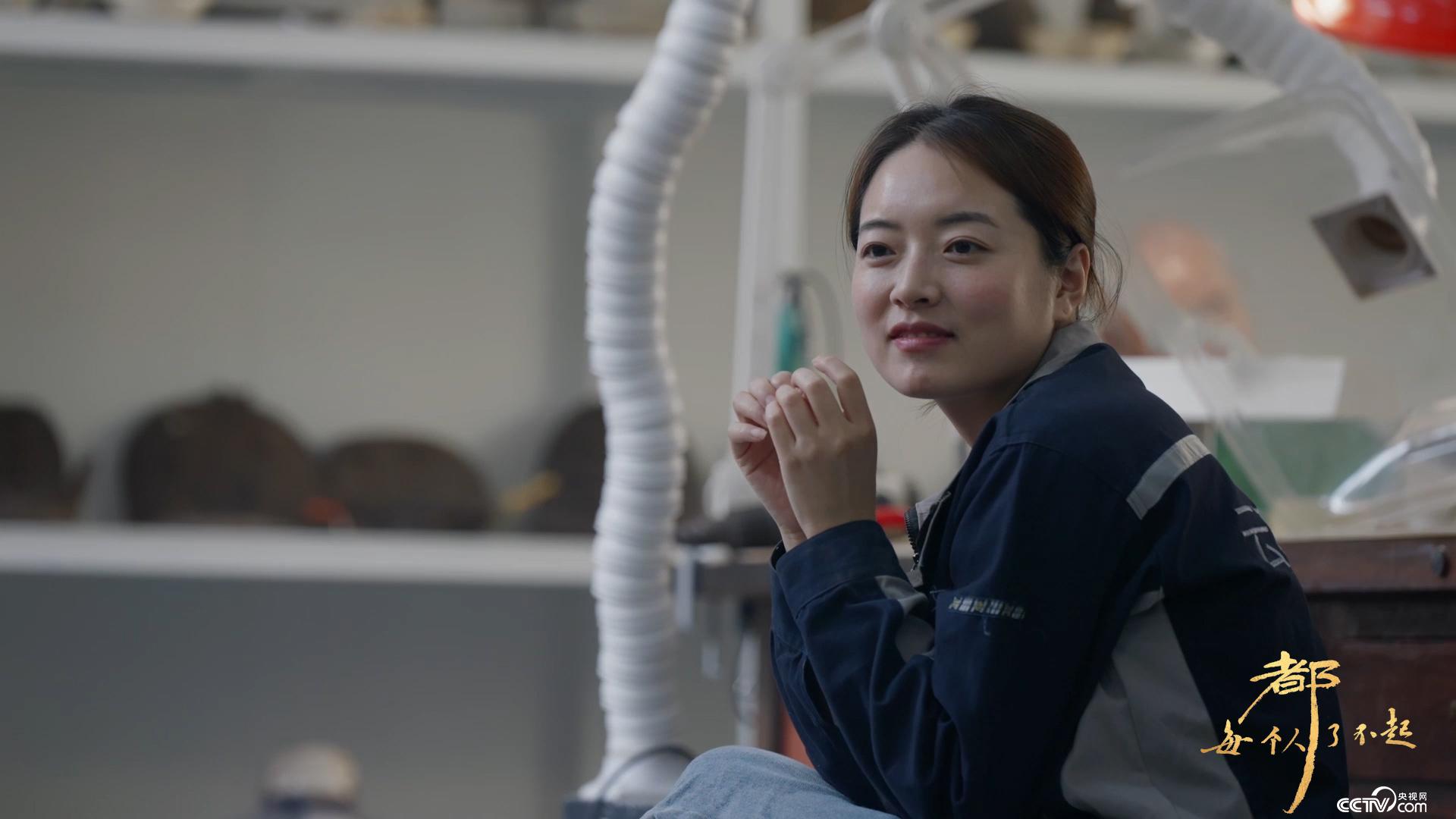 孙丽娜是和张俊才在同一办公室的文物修复师,很年轻,却很专注.