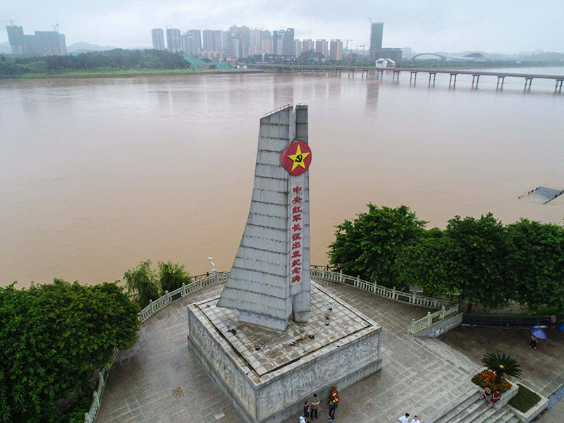 这是位于江西省于都县的中央红军长征出发纪念碑。