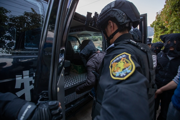 （2019年3月13日，云豹突击队员参与抓捕涉黑犯罪团伙成员）