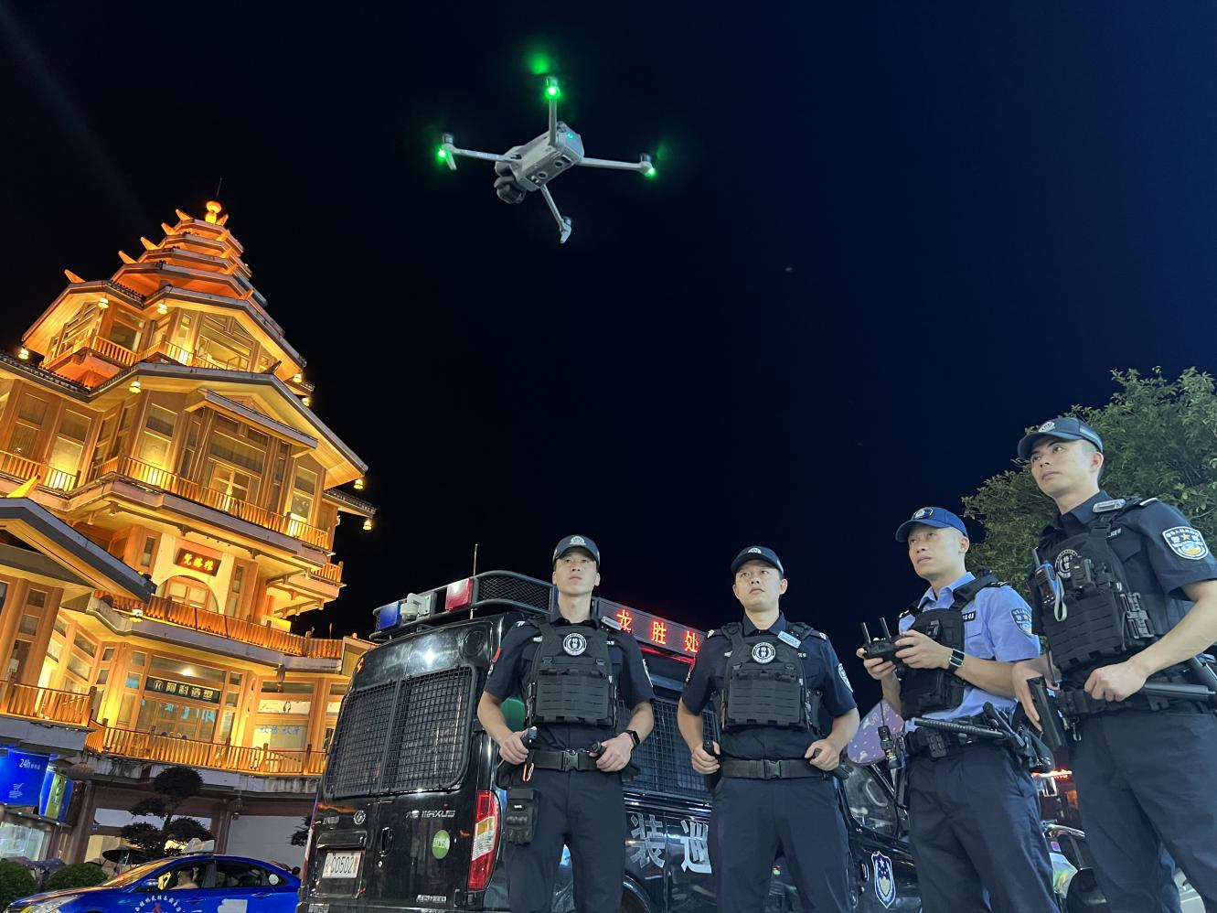 在龙胜各族自治县北岸附近,龙胜公安"警航小分队"民警通过警用无人机